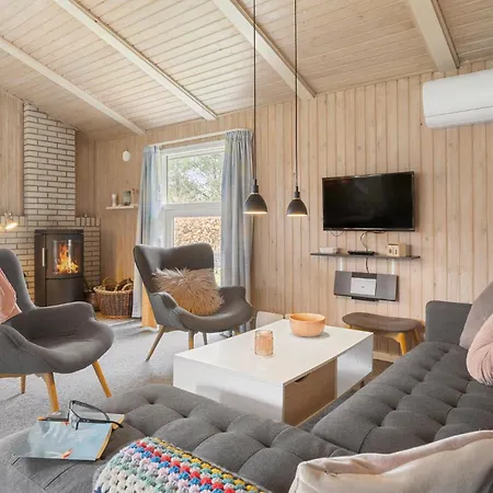 Cozy Home In Tarm With Sauna 펜션